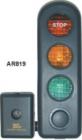 AR-819泊車(chē)器（汽車(chē)倒車(chē)指示雷達(dá)）幫助您每次將車(chē)停靠在最佳位置，當(dāng)您的車(chē)駕駛近時(shí)，在不同距離分別亮紅、黃、綠燈;5米距離綠燈提示,1.5米距離黃燈提示0.5米距離紅燈及警報(bào)提示同時(shí)發(fā)出不同的聲音。


 


