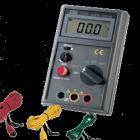 TES-1605數(shù)字接地電阻計(jì).具有量測(cè)大地電壓功能 .資料鎖定,自動(dòng)關(guān)機(jī)功能：當(dāng)電表操作約三分鐘，將會(huì)自動(dòng)關(guān)機(jī)，節(jié)省電源,測(cè)量電流輸出：2mA,可作精密的三極式測(cè)量，也可自行作方便簡(jiǎn)易的二線式測(cè)量,當(dāng)輔助接地釘接地電阻過高，LCD將顯示警告,設(shè)計(jì)符合IEC1010-1安全規(guī)范 