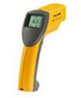  FLUKE63紅外線測溫儀， 測量溫度為-32～535℃(-25至999°F)，D:S=12:1標準焦距，光譜響應(yīng)8μm至14μm ，重復(fù)性:±0.5或≤1℃。顯示分辨率:0.1℃。精度：±1% 或±1℃

 
