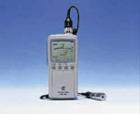 VM-82便攜式數(shù)字測(cè)振儀是VM-63測(cè)振表的改進(jìn)型，使用分離式振動(dòng)傳感器，可對(duì)微小振動(dòng)及超強(qiáng)振動(dòng)進(jìn)行測(cè)量，可測(cè)機(jī)械設(shè)備的振動(dòng)位移、速度(烈度)和加速度。它可以儲(chǔ)存1000組測(cè)點(diǎn)的數(shù)據(jù)，并能與微機(jī)進(jìn)行通訊。