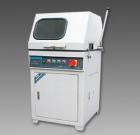 LSQ-100立式試樣切割機用于切割各種金屬、非金屬材料的樣,以便觀察材料金相、巖相組織。主軸轉速：2800轉/分鐘．砂輪片規(guī)格：350×2×32mm．最大切割直徑：100mm 
