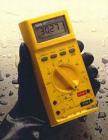 Fluke 27 數(shù)字/模擬多用表 3200字的精度和分辨率數(shù)字顯示 
31段模擬條形圖，可用于快的尖峰信號(hào)測(cè)量、零點(diǎn)調(diào)節(jié)和電容檢查 ,工作環(huán)境為溫度從-15°C 到 55°C (5°F 到 131°F) ，95% 的相對(duì)濕度 
