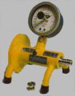 Elcometer1970 PFCV--便攜式工地校準(zhǔn)檢定裝置是用來確認(rèn)所使用的附著力測(cè)量?jī)x校準(zhǔn)的一種理想工具，可用于Elcometer PATTM、Elcometer 106、Elcometer 108等型號(hào)的附著力測(cè)量?jī)x。將合適的拉棒與校準(zhǔn)證裝置相連，拉動(dòng)附著力測(cè)量?jī)x，比較測(cè)量?jī)x與校準(zhǔn)證裝置上的讀數(shù)。



