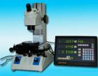 JGX-1S數(shù)顯工具顯微鏡用途

JGX-1S型數(shù)顯工業(yè)測量顯微鏡，是一種多用途的光學(xué)機(jī)械式兩維坐標(biāo)精密測量儀器，該產(chǎn)品可廣泛用于機(jī)械制造，紡織機(jī)械加工的檢測；電子行業(yè)、集成線路線寬及其它精密零件測試；冶金工業(yè)的礦石標(biāo)本，印刷制版加工的檢測；以及計(jì)量部門、大專院校、科研部門各類精密加工件的測試使用等。儀器具有下列主要功能和特點(diǎn)：

1．工作臺可作360度轉(zhuǎn)動(dòng)，縱橫滑板采用精密鋼珠導(dǎo)軌結(jié)構(gòu)，有效測程均為0-50mm，測量數(shù)據(jù)可靠，使用壽命長。

2．采用顯微鏡測角度盤結(jié)構(gòu)，測角目鏡配米字線分劃板，適于被測件角度的量測。另可選配數(shù)碼電子目鏡連接，電腦做圖像處理及計(jì)算，十分方便；配數(shù)碼電子視頻目鏡，直接用電視演示觀察檢測全過程。

