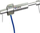 YT-DG-0800系列用于不同結(jié)構(gòu)體的伸縮縫或裂縫的變化測(cè)量。廣泛應(yīng)用于公路、鐵路、橋梁、大壩、隧道、邊坡、建筑等工程領(lǐng)域。根據(jù)現(xiàn)場(chǎng)情況和對(duì)精度的要求選用適合產(chǎn)品。

裂縫計(jì)為電感調(diào)頻式原理的傳感器，本體內(nèi)置電子標(biāo)簽，另可自設(shè)編號(hào)，直接輸出物理量，并可進(jìn)行存儲(chǔ)1600條數(shù)據(jù)，此類(lèi)原理產(chǎn)品精確度、穩(wěn)定性高，可采用人工讀數(shù)或自動(dòng)采集方式，進(jìn)行長(zhǎng)期觀(guān)測(cè)。

YT-DG-0800x系列裂縫計(jì)為特別訂做系列，外殼可采用不銹鋼制作，可耐水壓定制，并可配不銹鋼材質(zhì)安裝附件，可用于腐蝕或其他惡劣環(huán)境下的長(zhǎng)期健康監(jiān)測(cè)。