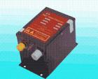 斯萊德SL-009高壓電源供應(yīng)器電壓為7.0KV，可提供2組高壓電源輸出供離子鋁棒、離子風(fēng)鋁棒、離子風(fēng)簾等使用，可方便的根據(jù)標(biāo)識(shí)和安裝說明進(jìn)行連接靜電消除器，斯萊德高壓電源供應(yīng)器具有短路保護(hù)功能，安全、方便。 